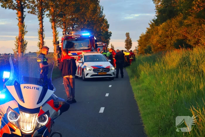 Traumateam ingezet voor auto die op zijkant belandt