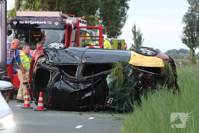 Traumateam ingezet voor auto die op zijkant belandt
