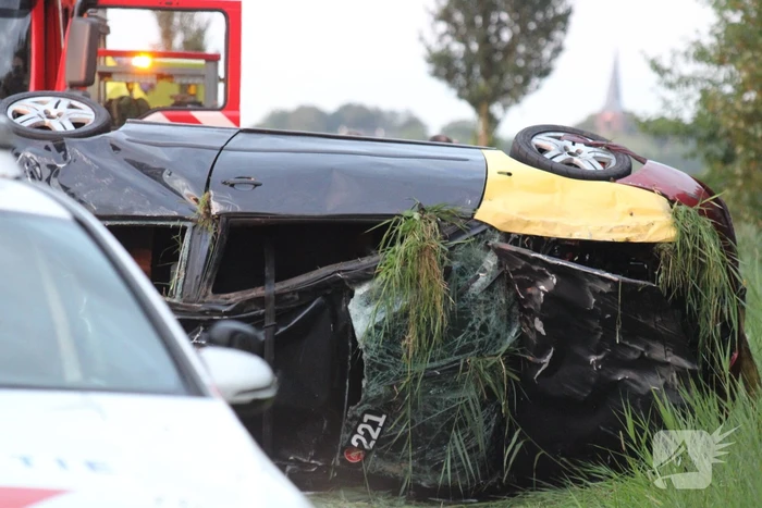 Traumateam ingezet voor auto die op zijkant belandt
