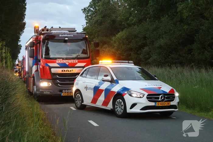 Traumateam ingezet voor auto die op zijkant belandt