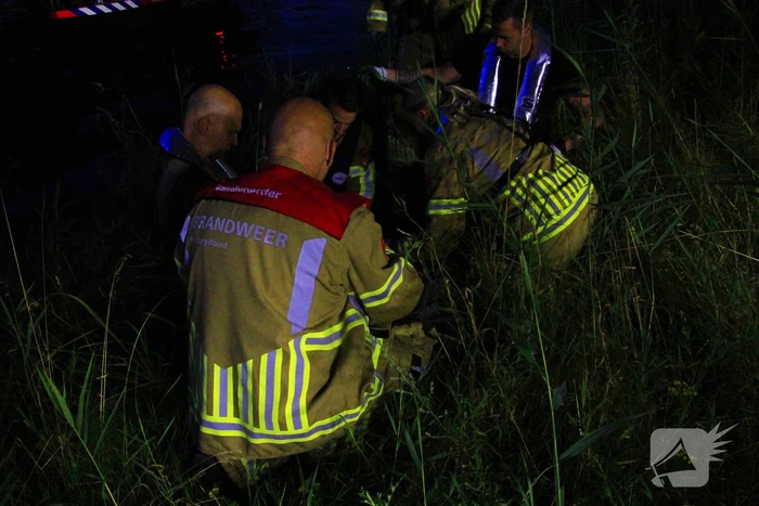 Brandweer redt ree uit zuid willemsvaart