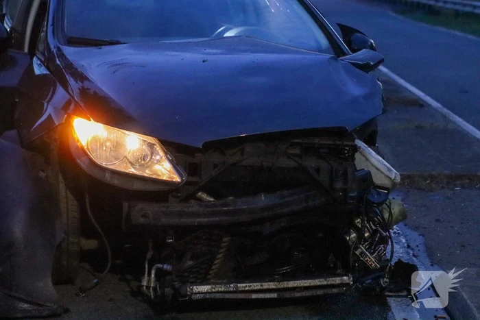 Automobilist verliest macht over stuur en klapt op lantaarnpaal