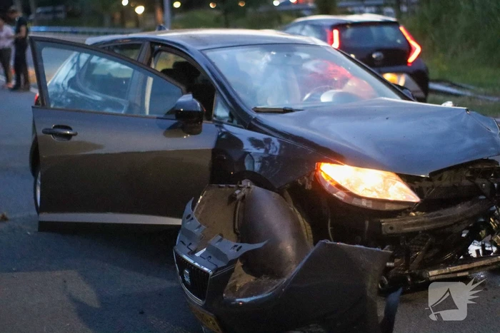 Automobilist verliest macht over stuur en klapt op lantaarnpaal