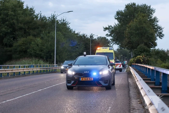 Automobilist verliest macht over stuur en klapt op lantaarnpaal