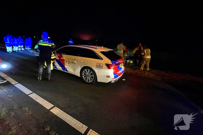 Voertuig met bestuurder en hond raken te water