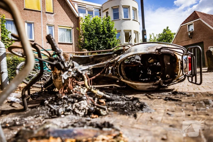 Scooter in brand bij Georgiuskerk
