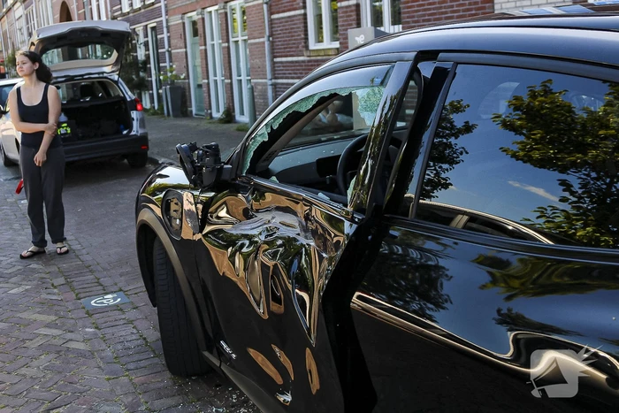 Vrachtwagenchauffeur beschadigd nieuwe geparkeerde auto