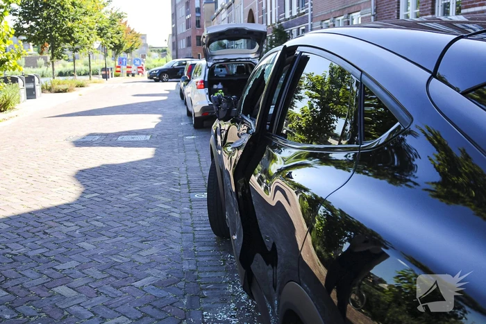 Vrachtwagenchauffeur beschadigd nieuwe geparkeerde auto