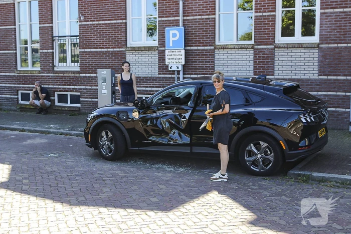 Vrachtwagenchauffeur beschadigd nieuwe geparkeerde auto