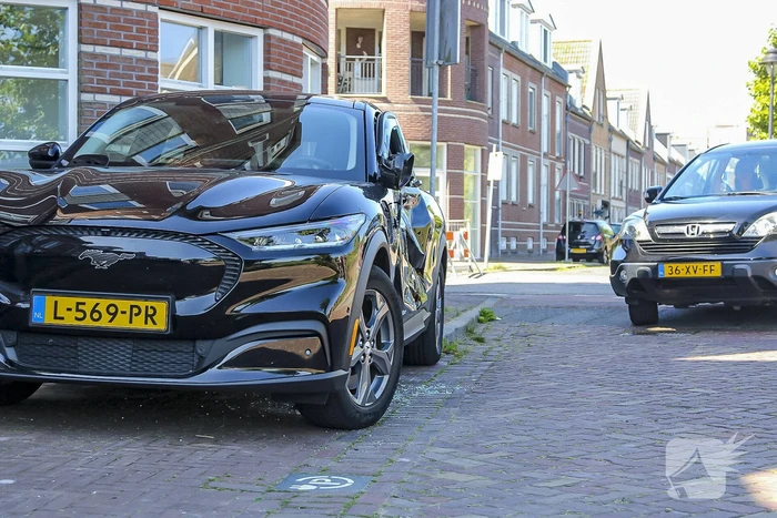 Vrachtwagenchauffeur beschadigd nieuwe geparkeerde auto