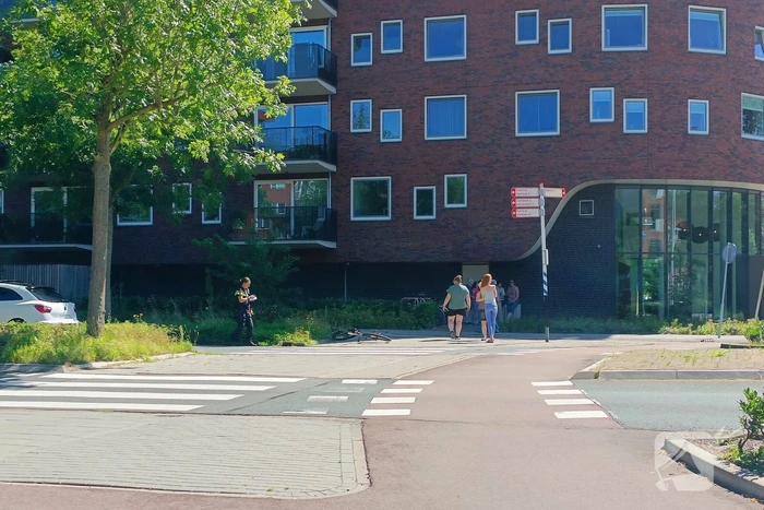 Automobilist schept fietser bij fietsoversteekplaats