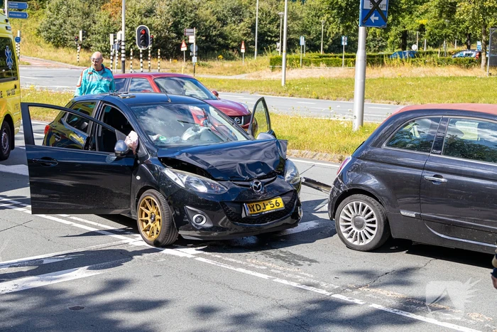 Auto's beschadigd bij kop-staartbotsing