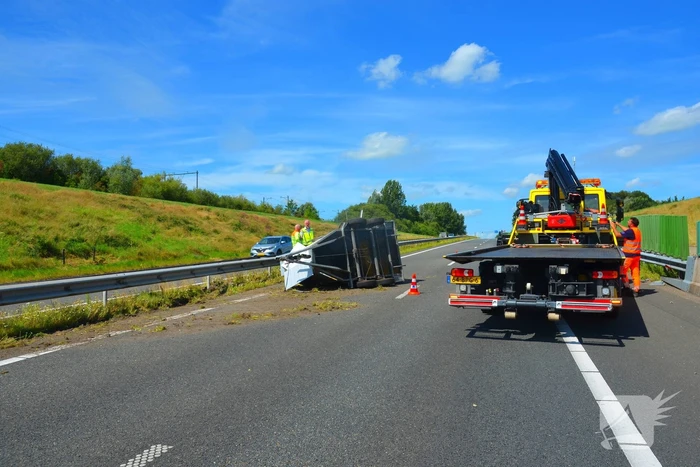 Verkeershinder na gekantelde paardentrailer