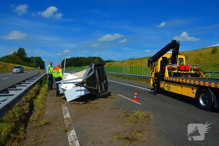 Verkeershinder na gekantelde paardentrailer