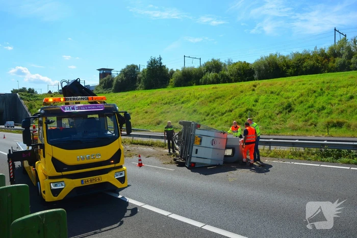 Verkeershinder na gekantelde paardentrailer