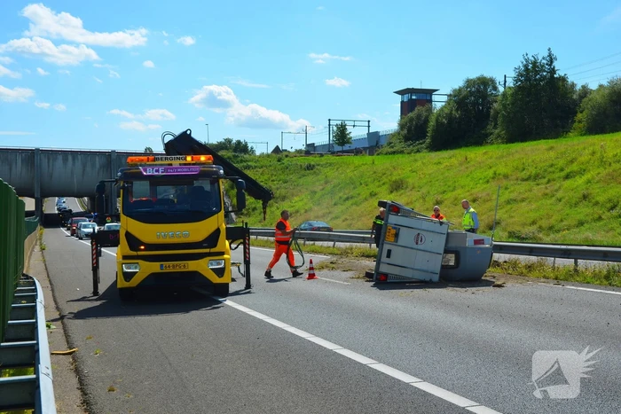 Verkeershinder na gekantelde paardentrailer