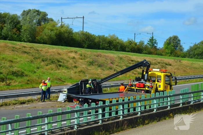 Verkeershinder na gekantelde paardentrailer