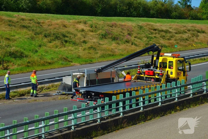 Verkeershinder na gekantelde paardentrailer