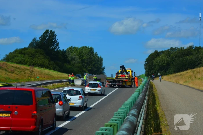 Verkeershinder na gekantelde paardentrailer