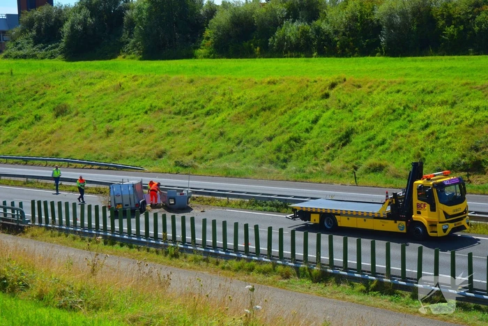 Verkeershinder na gekantelde paardentrailer