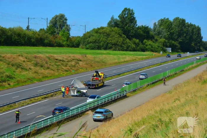 Verkeershinder na gekantelde paardentrailer