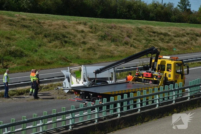 Verkeershinder na gekantelde paardentrailer