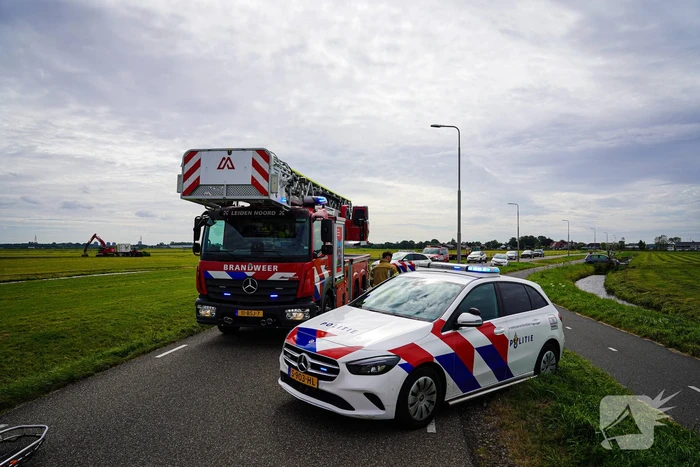 Hulpverleners halen gecrashte motorrijder uit sloot