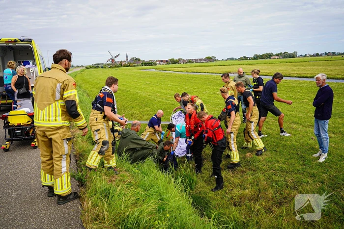 Hulpverleners halen gecrashte motorrijder uit sloot