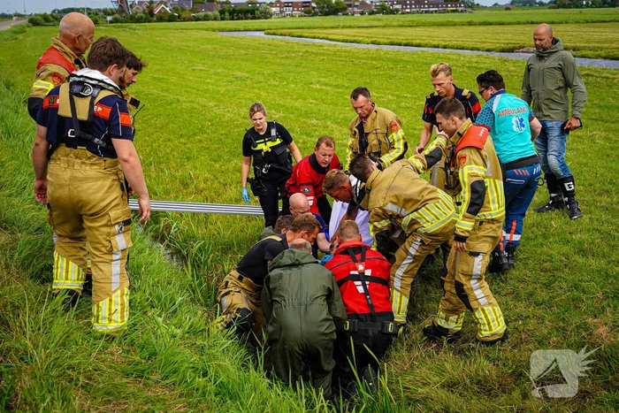 Hulpverleners halen gecrashte motorrijder uit sloot