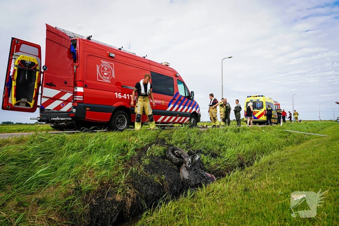 Hulpverleners halen gecrashte motorrijder uit sloot