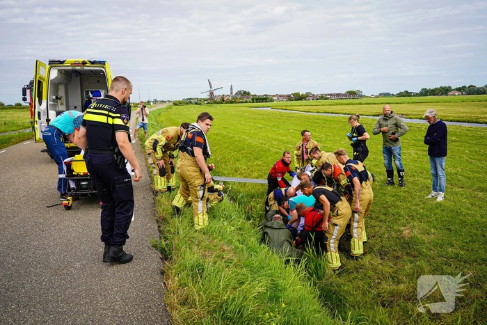 Hulpverleners halen gecrashte motorrijder uit sloot