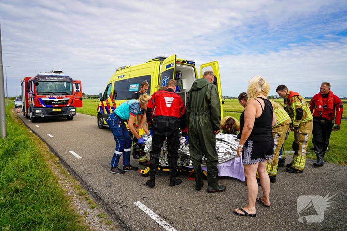 Hulpverleners halen gecrashte motorrijder uit sloot