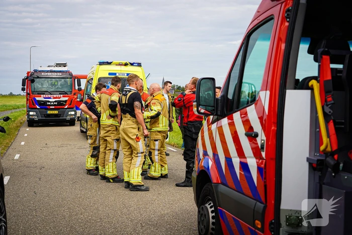 Hulpverleners halen gecrashte motorrijder uit sloot