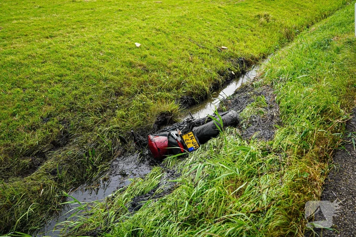 Hulpverleners halen gecrashte motorrijder uit sloot