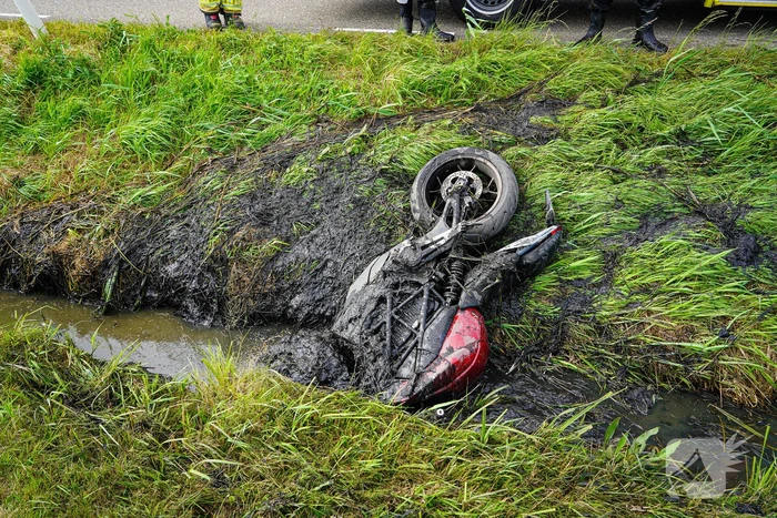 Hulpverleners halen gecrashte motorrijder uit sloot