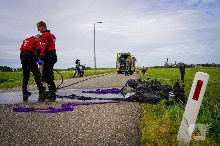 Hulpverleners halen gecrashte motorrijder uit sloot