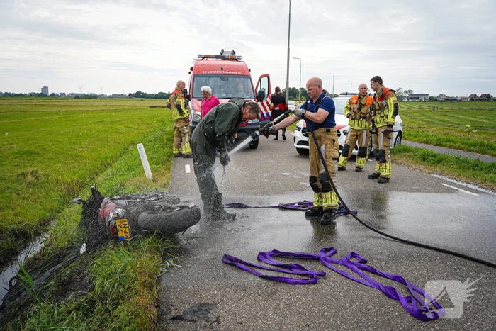 Hulpverleners halen gecrashte motorrijder uit sloot