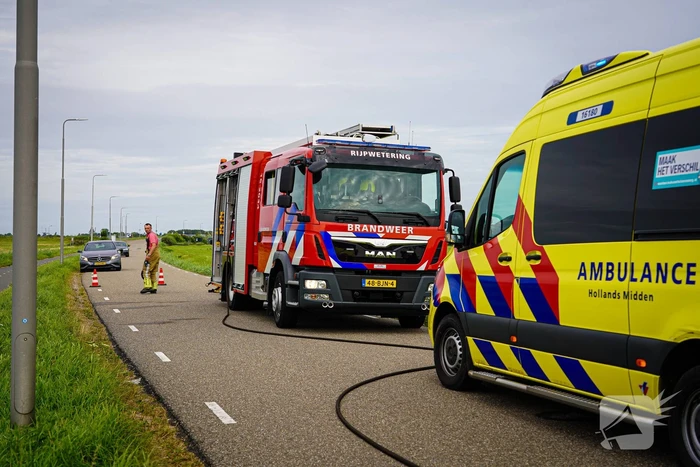 Hulpverleners halen gecrashte motorrijder uit sloot