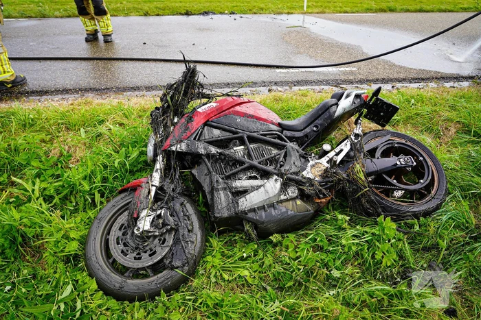 Hulpverleners halen gecrashte motorrijder uit sloot