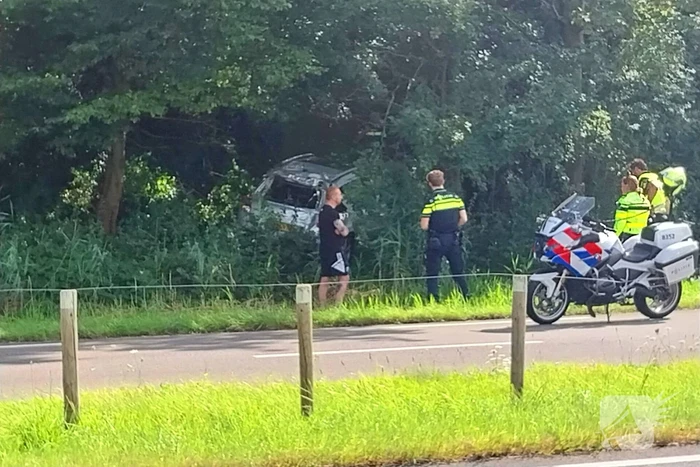 Automobilist belandt in berm