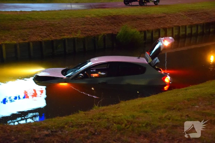 Automobilist belandt met auto in sloot