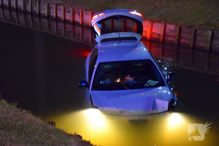 Automobilist belandt met auto in sloot