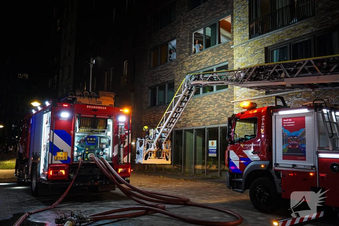 Brandweer haalt bewoners uit appartementen wegens brand