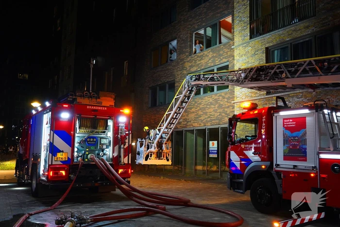 Brandweer haalt bewoners uit appartementen wegens brand