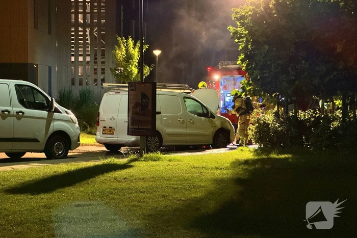 Straat vol rook door brand in bestelbus