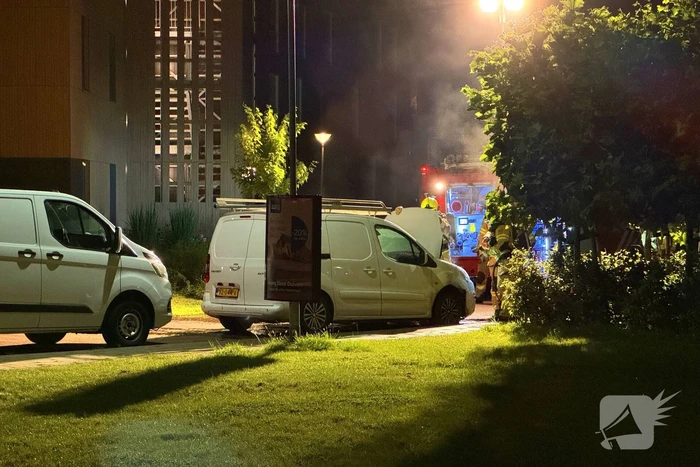 Straat vol rook door brand in bestelbus