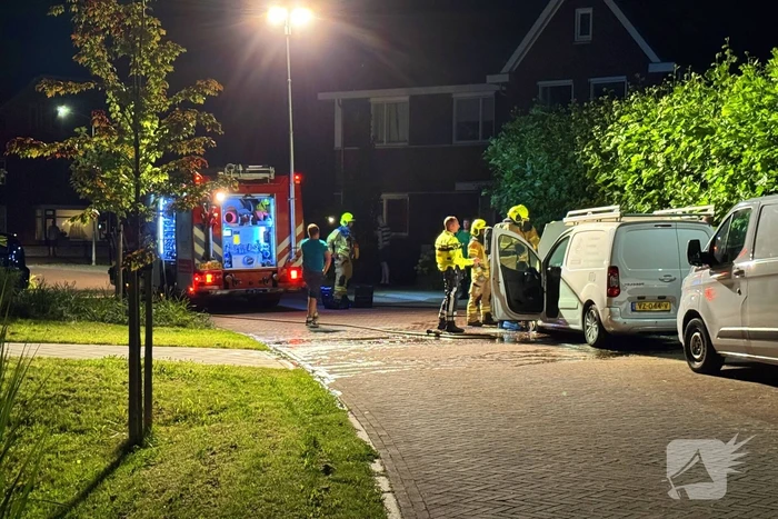 Straat vol rook door brand in bestelbus