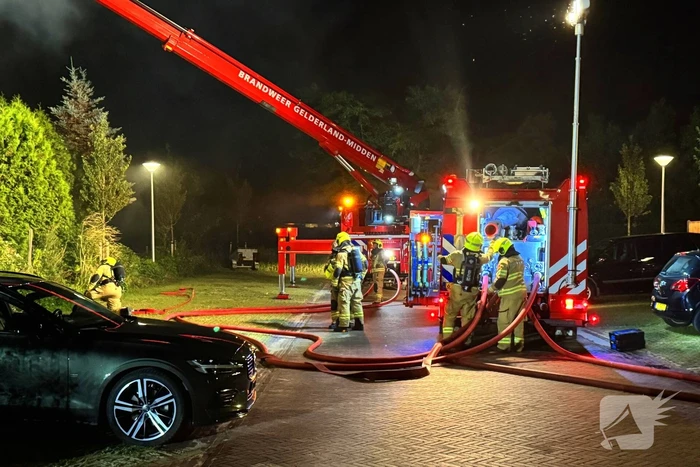 Vlammen slaan uit rietendak van woning