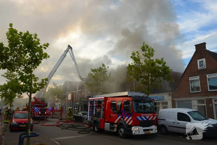 Grote uitslaande brand in pizzeria