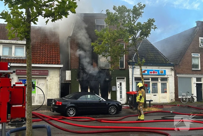 Grote uitslaande brand in pizzeria
